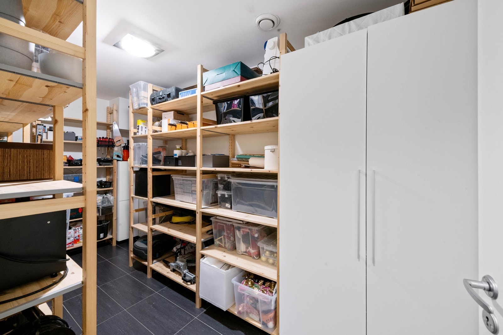 Godt med lagringsplass i boligen med flere boder i underetasjen Galleribilde