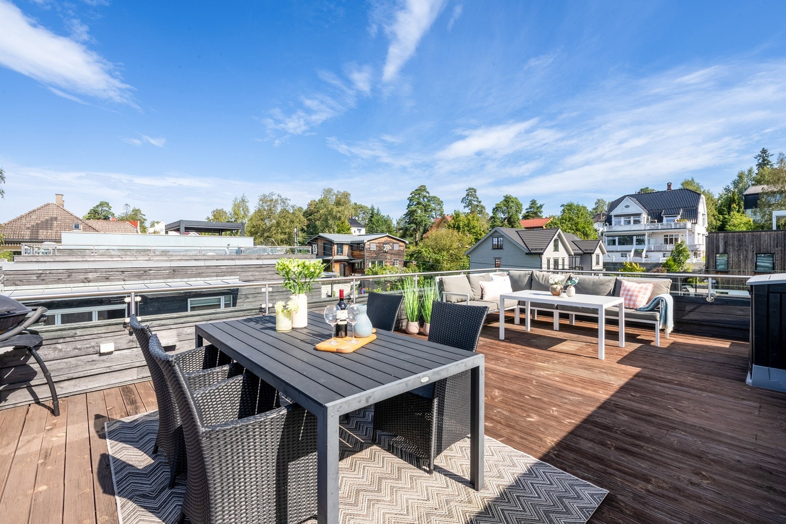 Terrassen har god plass til sittegrupper, lounge, solsenger og grill med mer Galleribilde