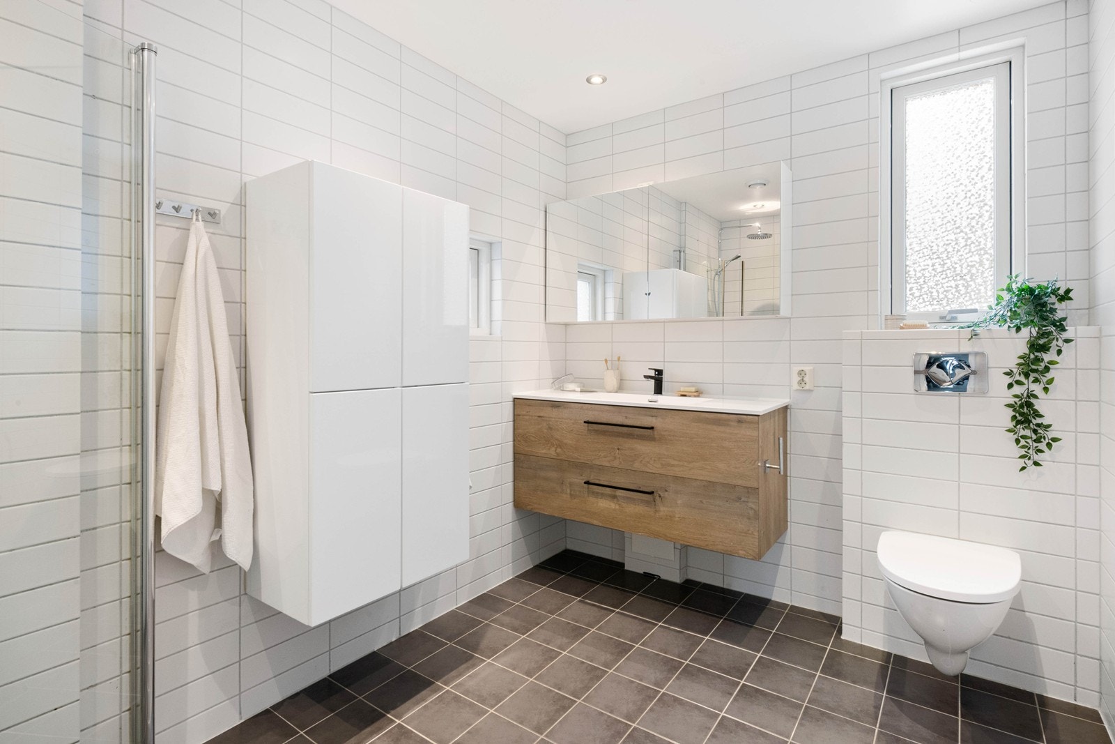 Lyst og pent familiebad i 1. etasje Galleribilde