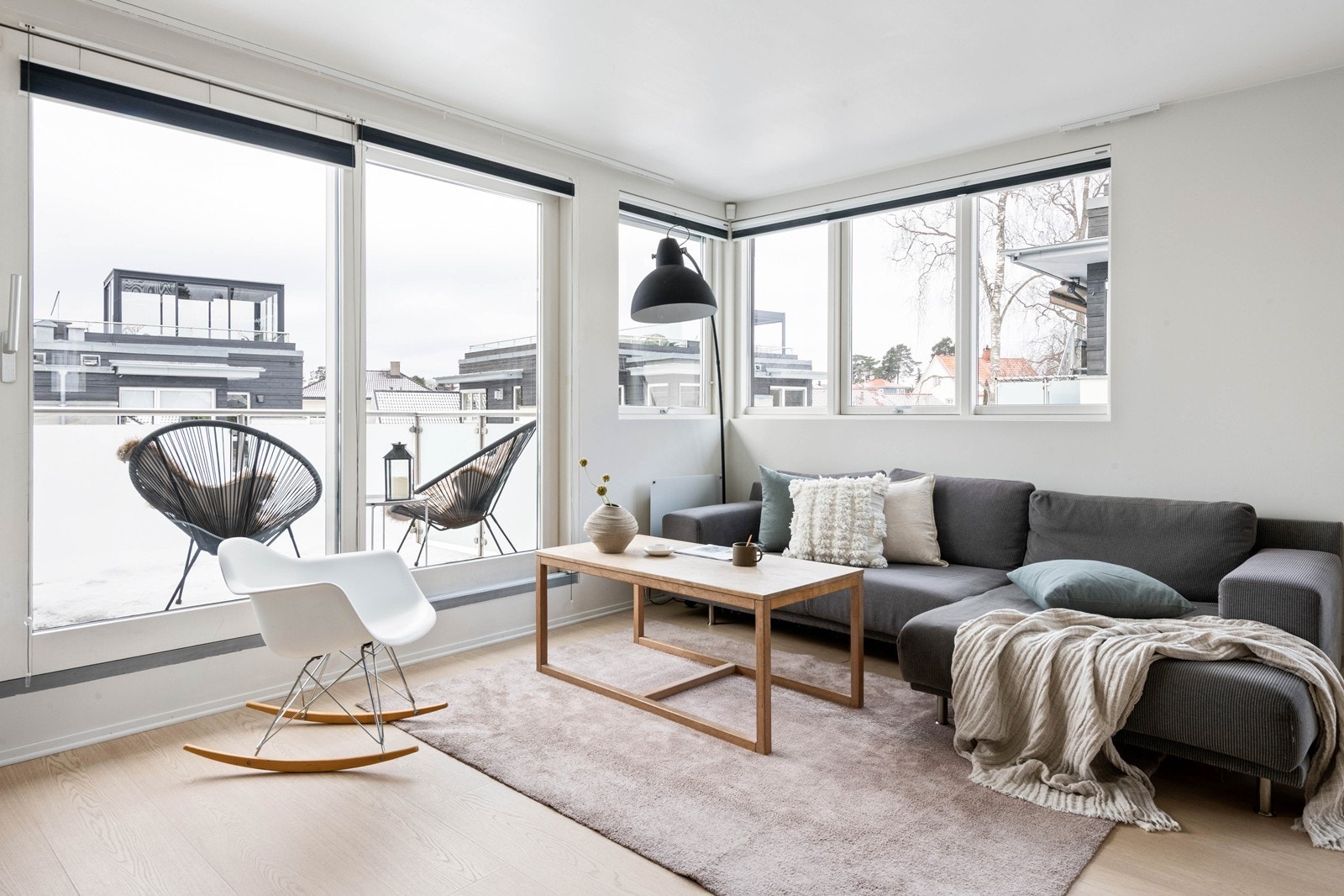 Utgang fra stue til solrik terrasse Galleribilde