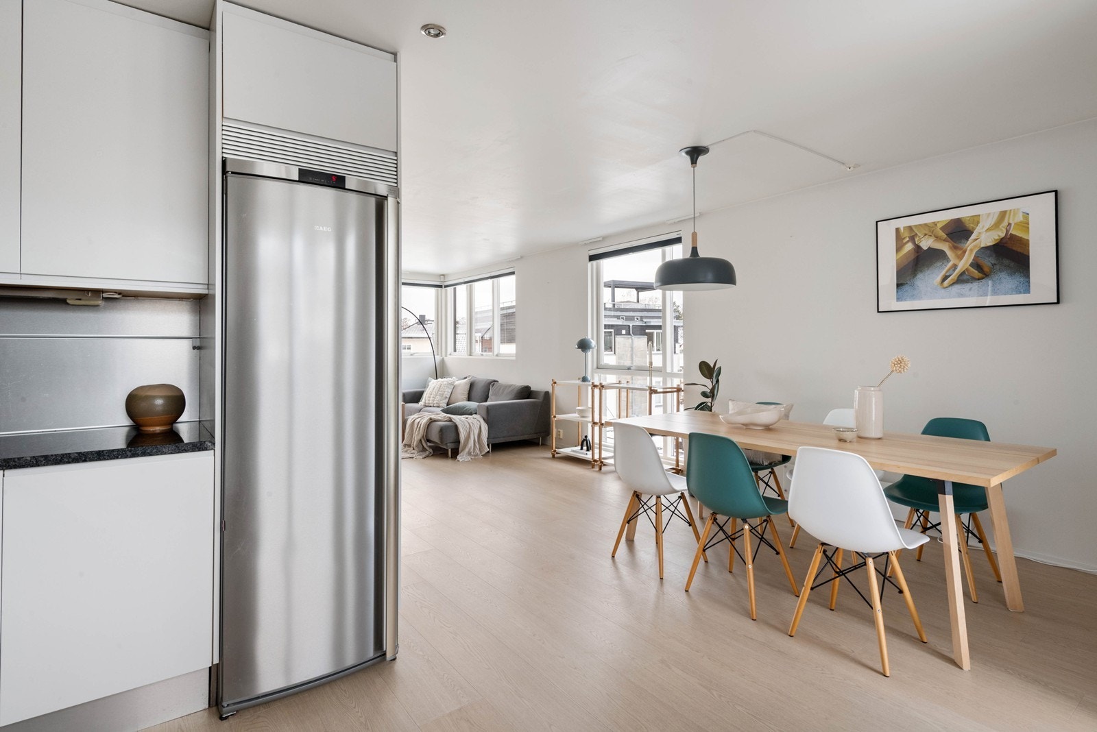 Kjøkkenet er godt utstyrt og har godt med skap og benkeplass Galleribilde