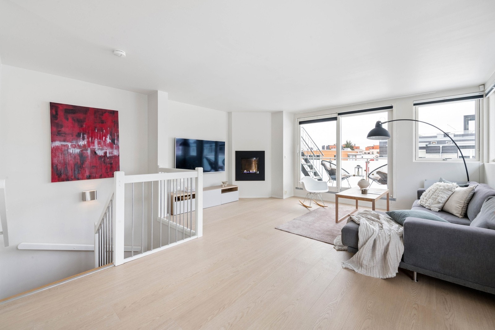 Flott hovedetasje med store vindusflater Galleribilde