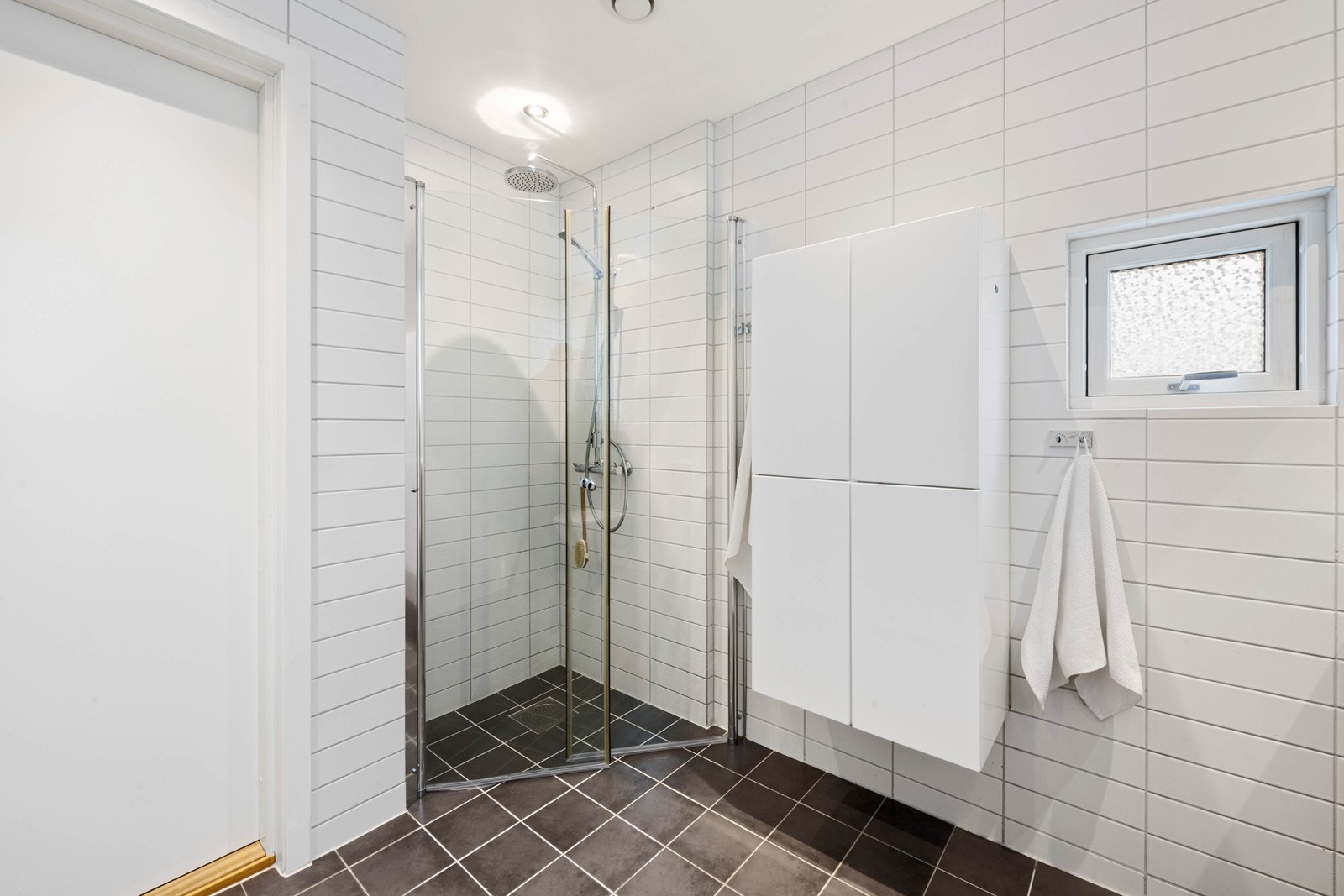 Varmekabler på gulv og downlights i himling Galleribilde