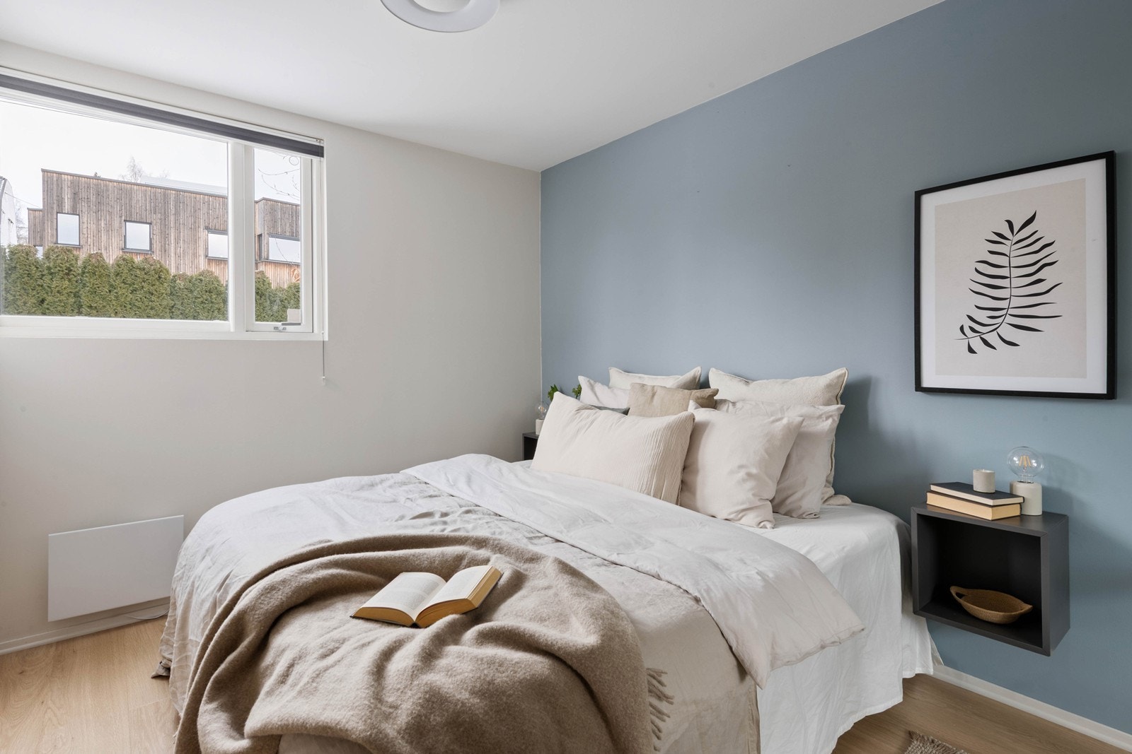 Romslig og fint hovedsoverom Galleribilde