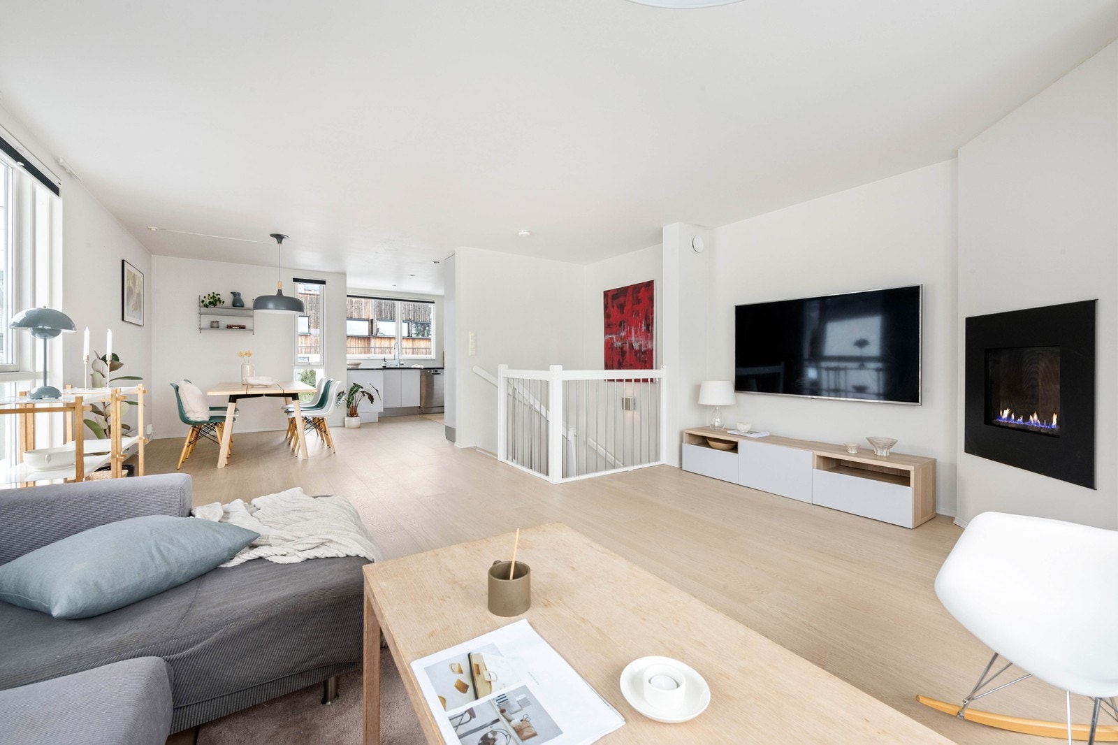 Boligen går over tre etasjer og har en god planløsning Galleribilde