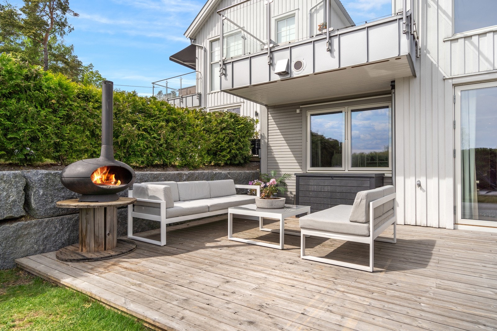 Stor terrasseplatting i hagen - her kan man nyte lange og deilige sommerdager Galleribilde