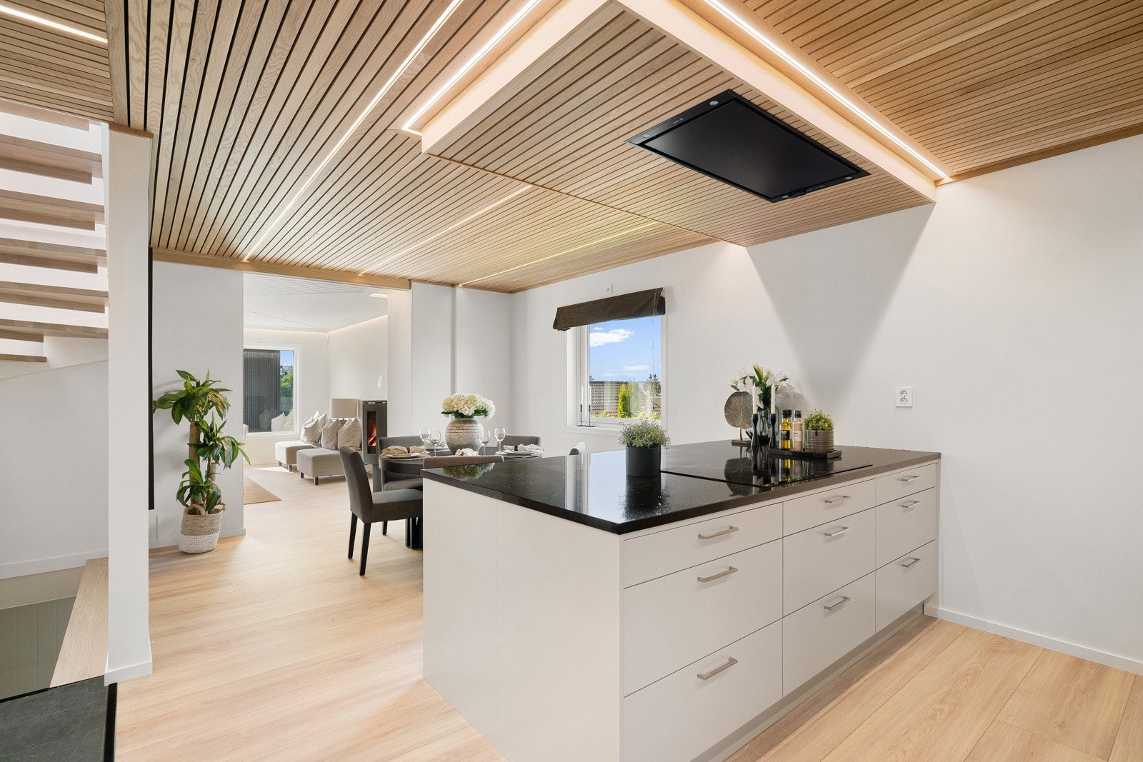 Generøst spisekjøkken fra Luna kjøkken med integrerte hvitevarer. Galleribilde