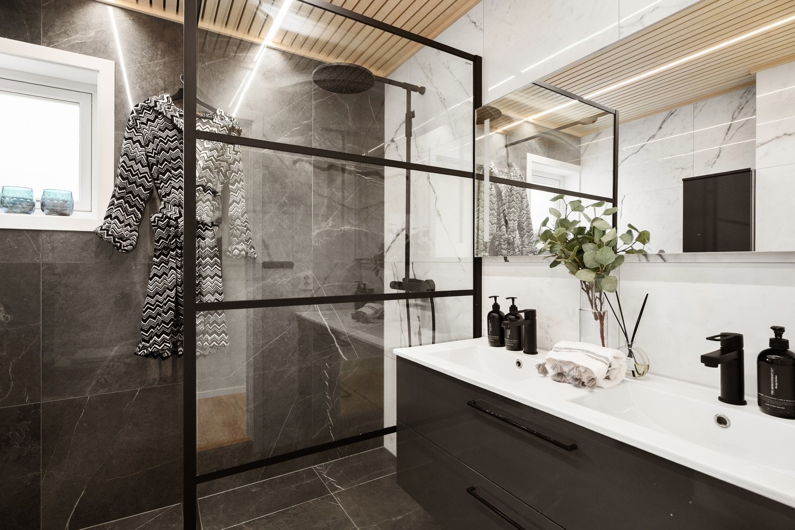 Stilrent baderom fra 2024 i 1. etasje - Dokumentasjon foreligger. Galleribilde