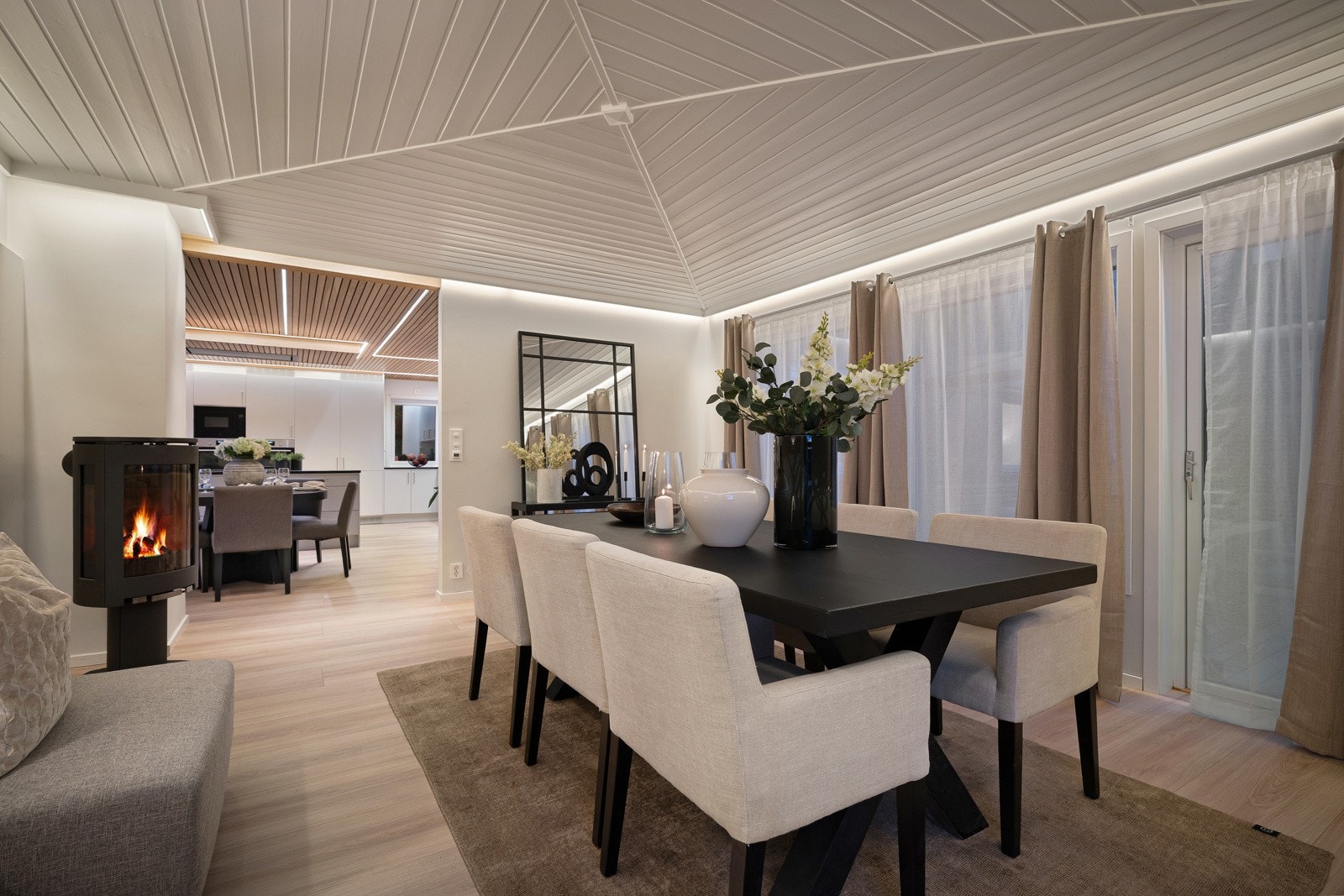 God plass til stor salong med tilhørende møblement og direkte utgang til solrik terrasse på 35 m². Galleribilde