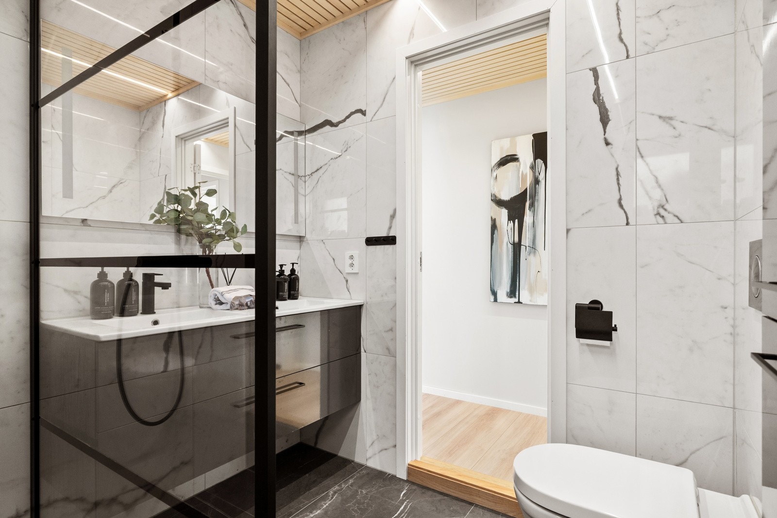 Utstyrt med romslig dusjnisje med regnfalldusj og håndholdt dusj, fast glassfelt og veggmontert klosett. Galleribilde