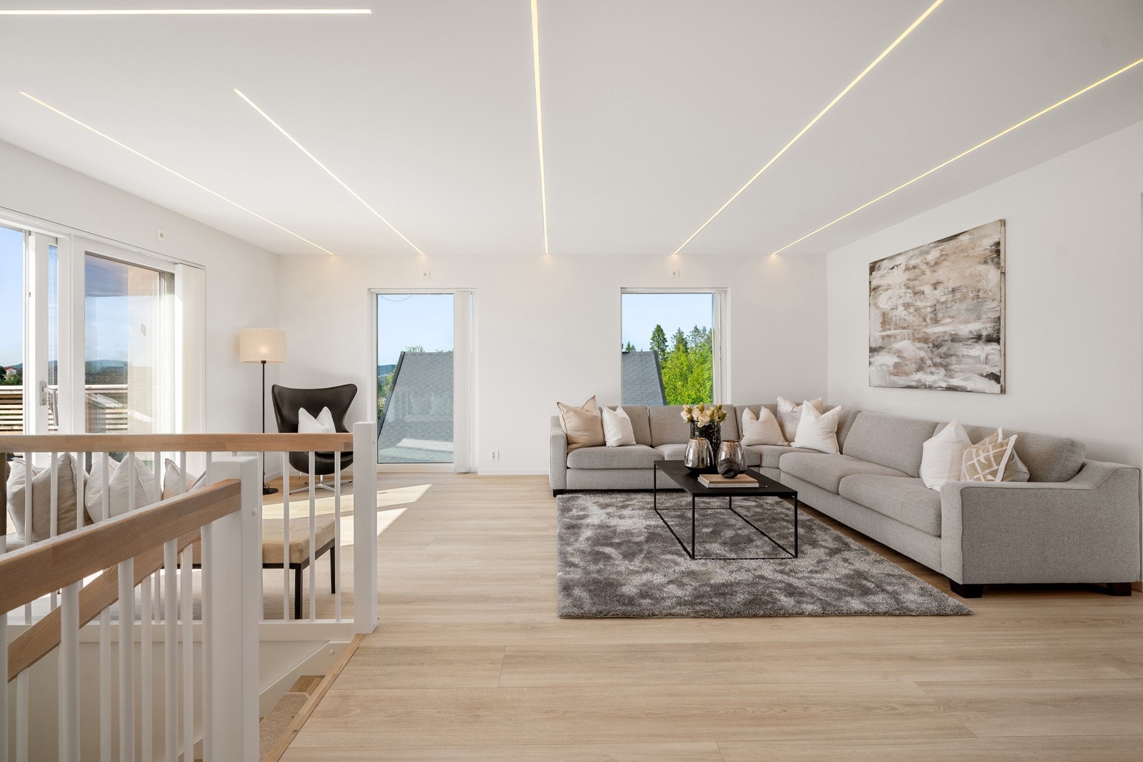 Luftig stue i 2. etasje med store vindusflater - Passer ypperlig som en egen ungdomsavdeling eller tv-stue. Galleribilde