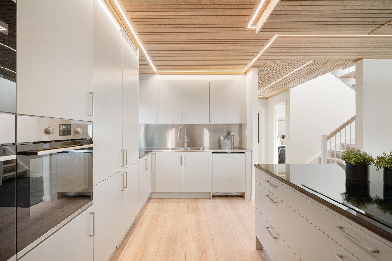 Rikelig med lagringsplass i romslige skap- og skuffeseksjoner. Galleribilde