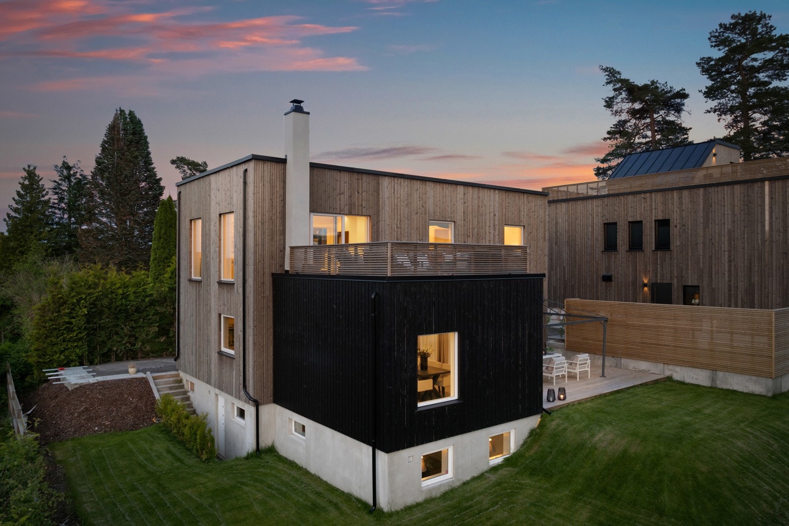 Plan og brukervennlig hage og to store terrasser på henholdsvis 35 m² og 22 m². Galleribilde