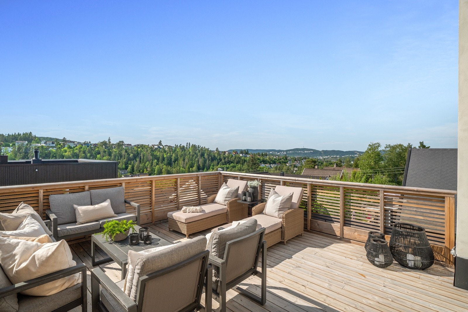 Fin plass til stort utemøblement og godt skjermet for innsyn. Galleribilde