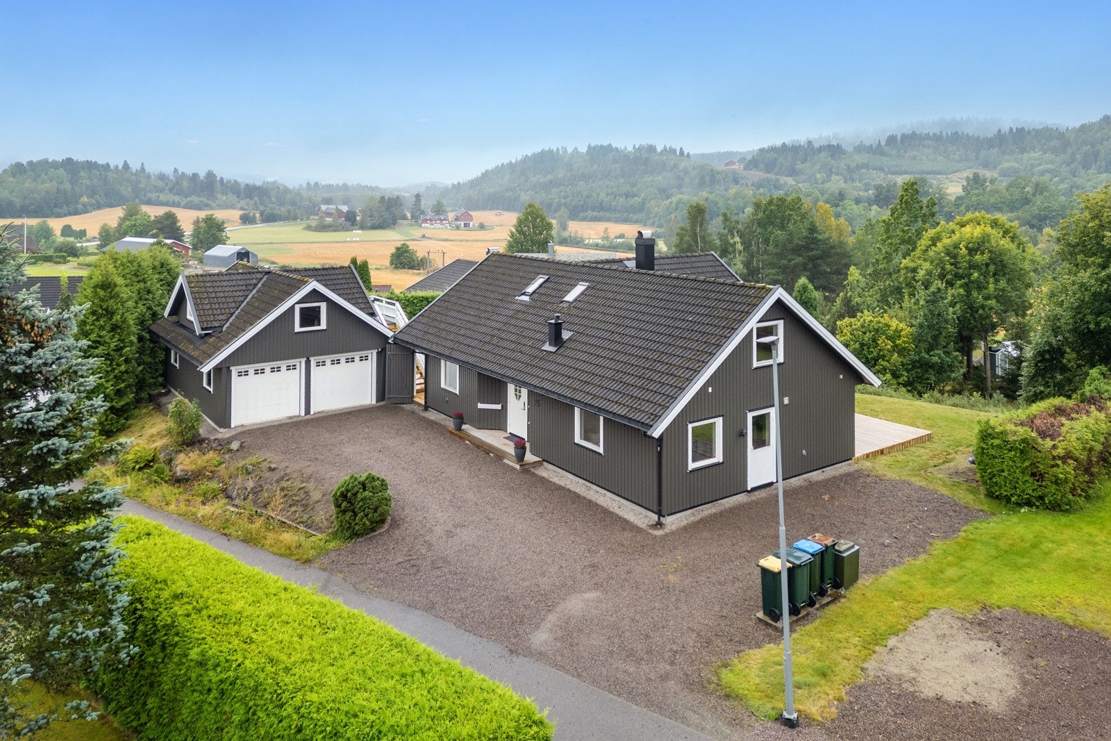 Velkommen til Grønsetløkka 15 - en innholdsrik og tiltalende enebolig med gjennomtenkte løsninger, flott uteområde og romslig dobbelgarasje med loft og bod. Galleribilde