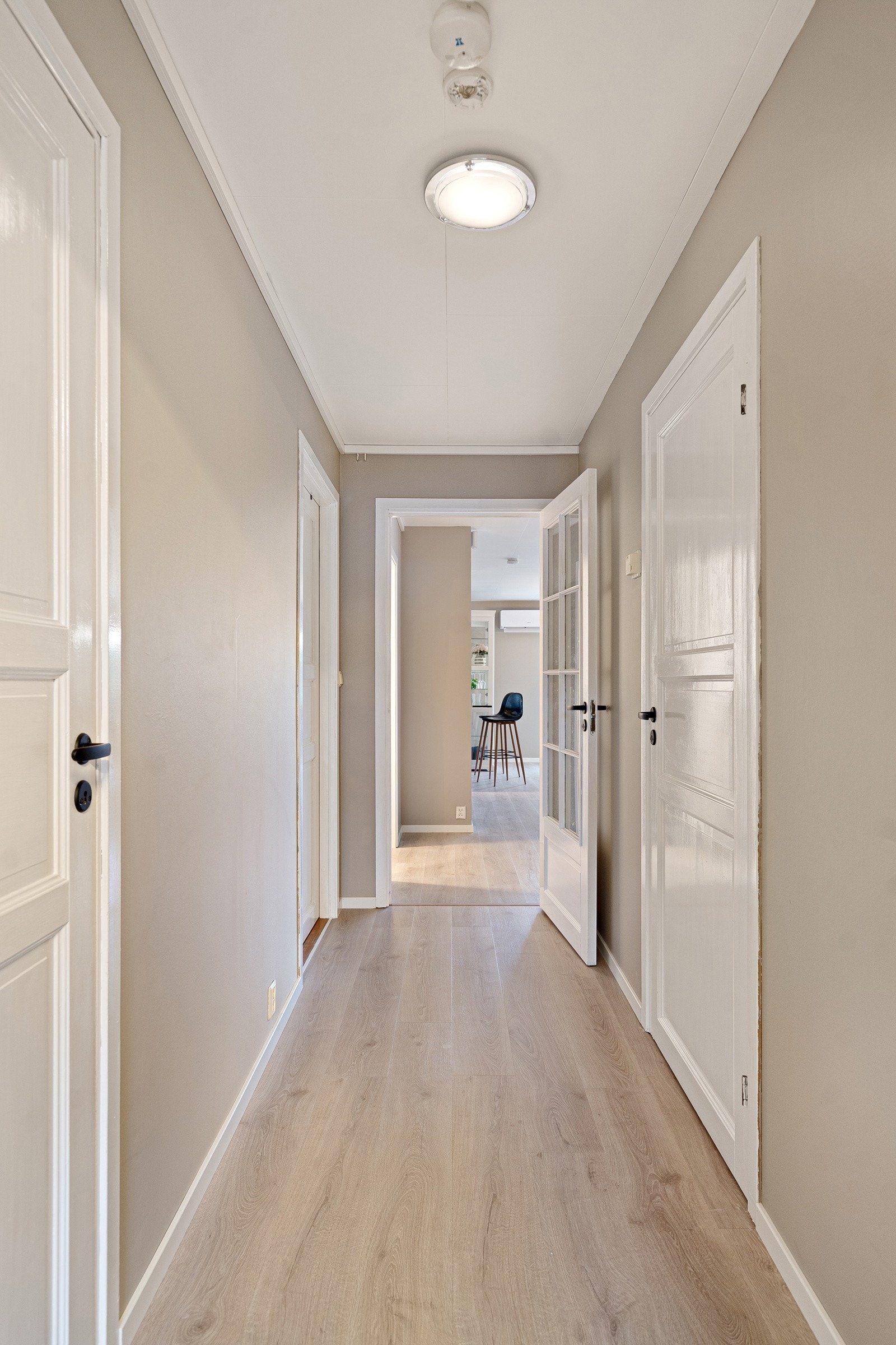 Med hele fem soverom har boligen rikelig med plass til både barn, gjester og hjemmekontor. Rommene er fordelt på flere etasjer og gir fleksibilitet til å tilpasse planløsningen etter familiens behov. Galleribilde