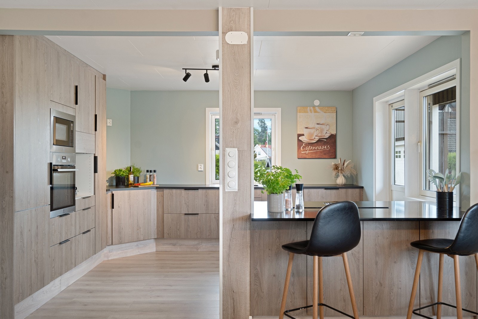 Husets hjerte er det nye og moderne kjøkkenet med glatte fronter, benkeplate i laminat og stein, samt integrerte hvitevarer som induksjonstopp, vinskap, stekeovn, mikrobølgeovn og oppvaskmaskin. Galleribilde