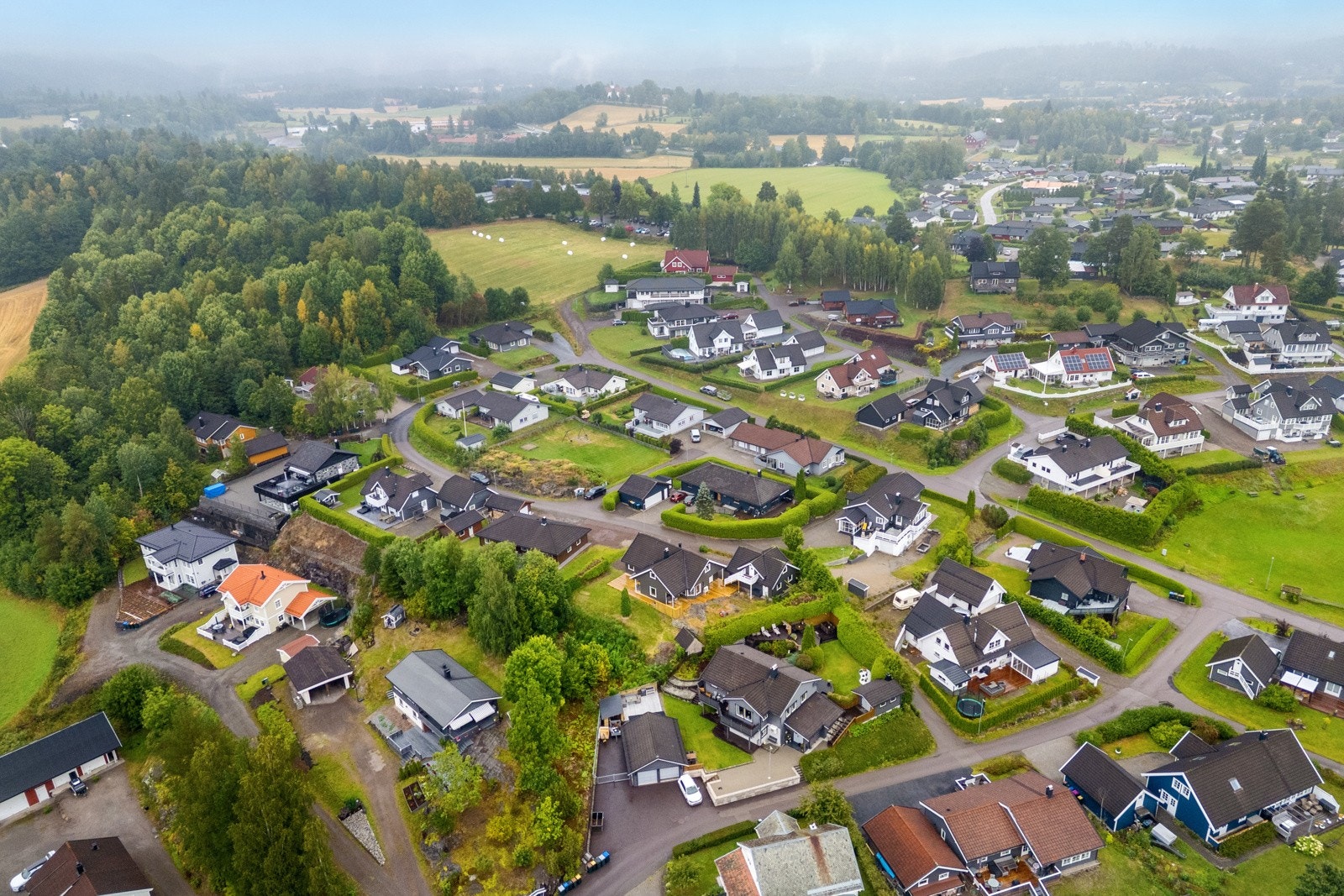Hof fremstår i dag som en godt sted å bo i Holmestrand kommune, hvor oppvekstmiljø, skole og omsorg har sterkt fokus. Nærmiljøet preges av et rikt og aktivt foreningsliv og har et godt utbygd kulturtilbud for barn og ungdom. Galleribilde