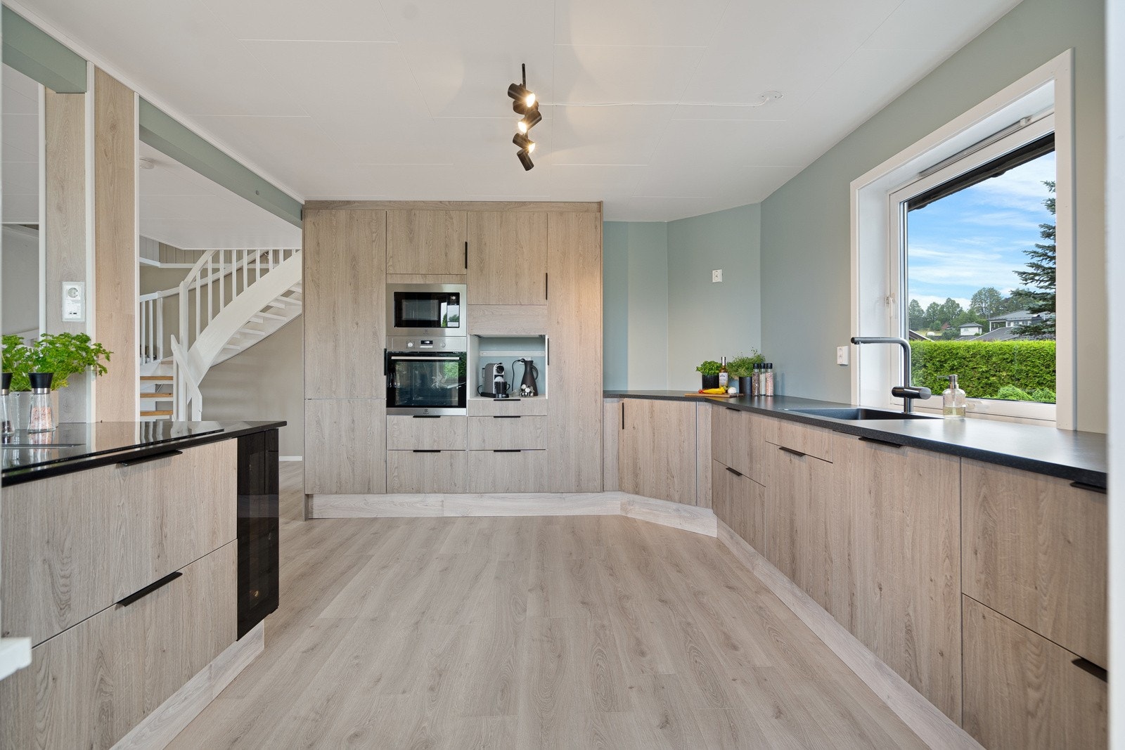 Her er alt lagt til rette for matlaging i hverdagen og hyggelige måltider med venner og familie. Galleribilde