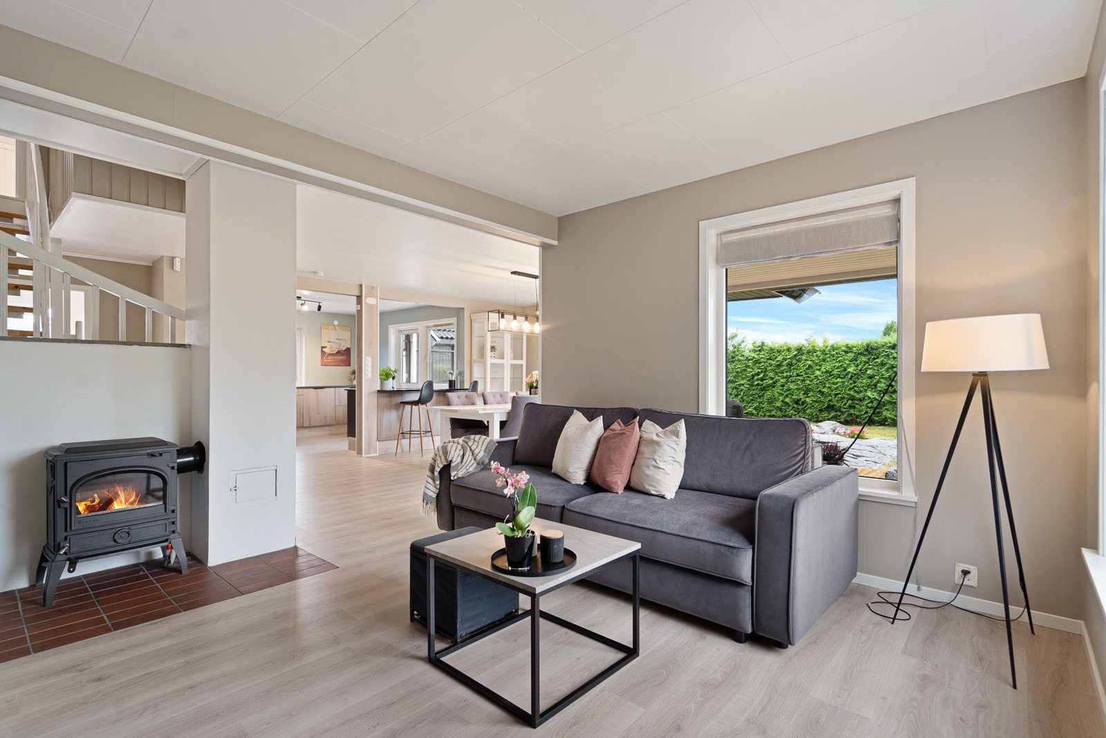 Her er det lett å skape en lun atmosfære foran vedovnen. Galleribilde