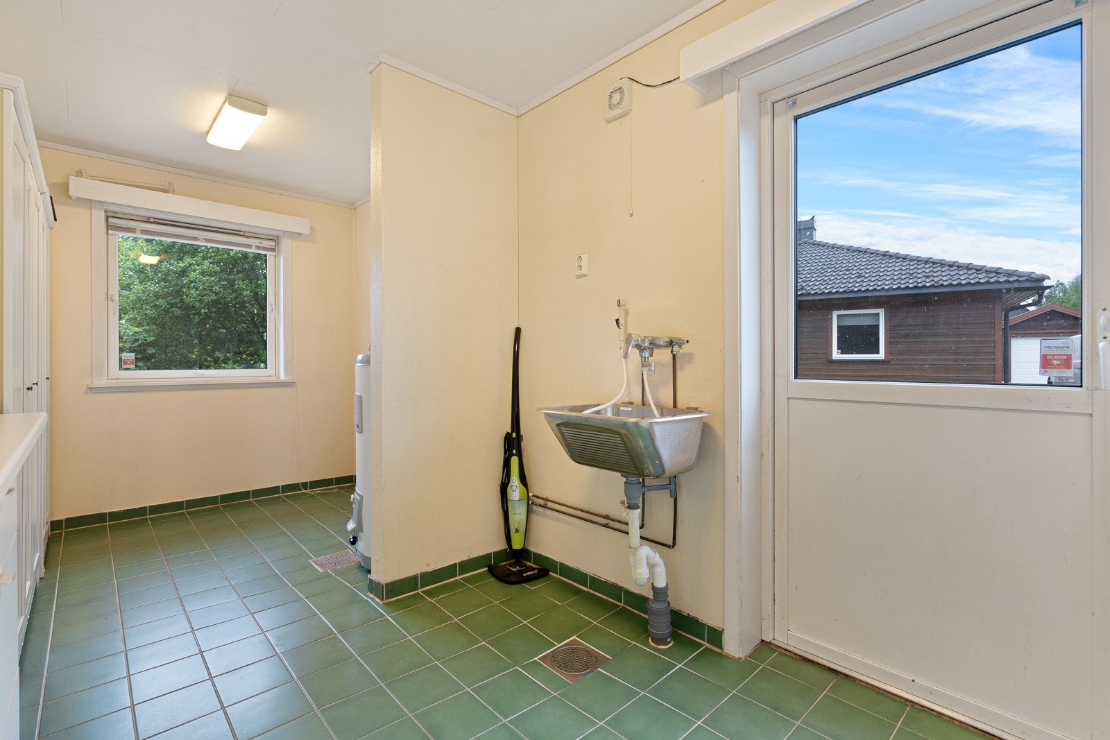 I tillegg finnes et separat vaskerom med opplegg for vaskemaskin, vaskekum og god arbeidsplass - en praktisk løsning i en travel hverdag Galleribilde