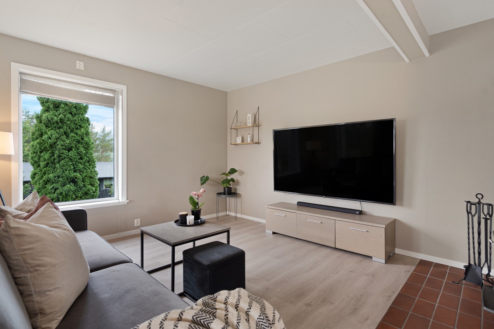 Boligen har en romslig stue med god plass til både sofagruppe og spisestue, og de store vindusflatene slipper inn rikelig med naturlig lys. Galleribilde