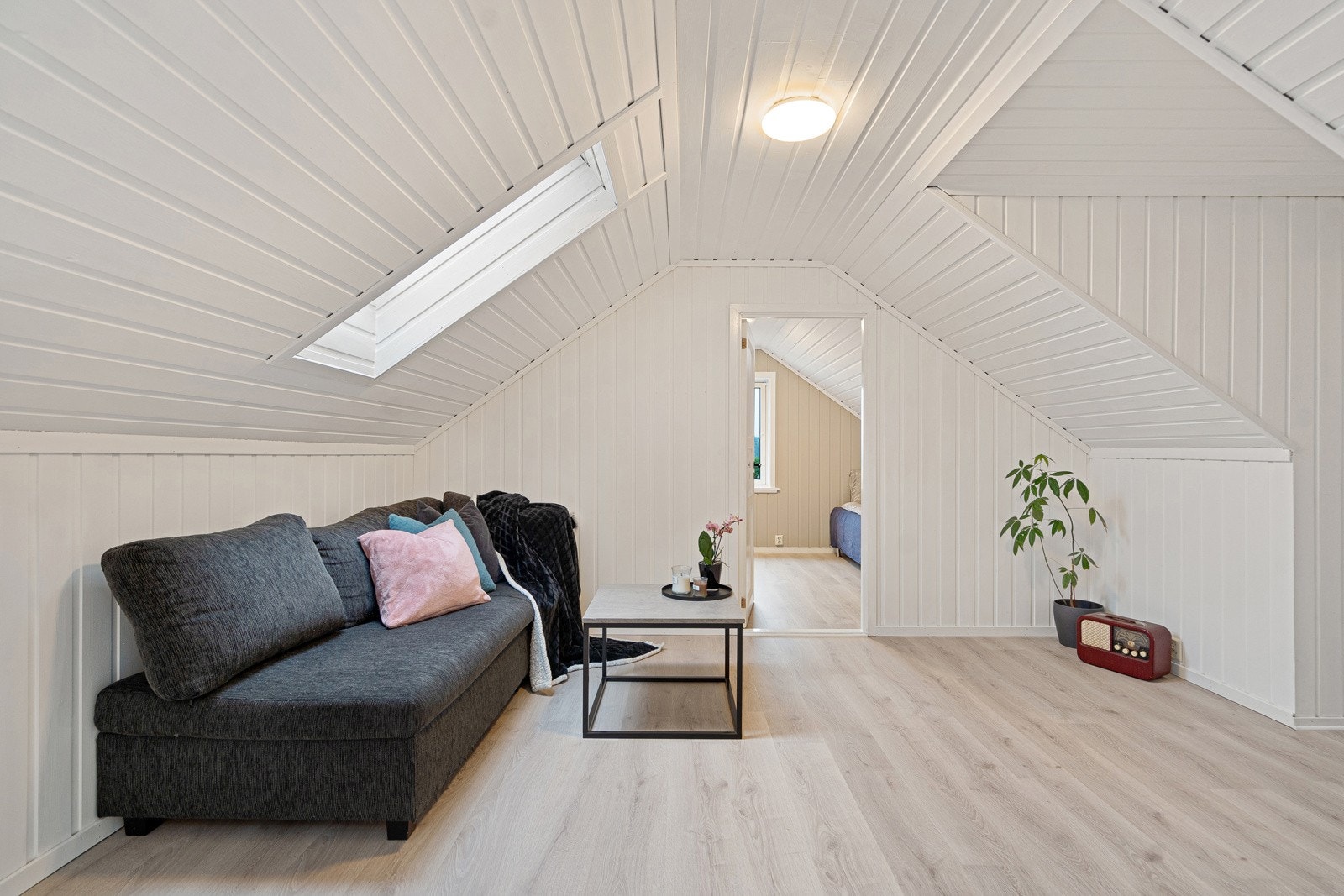 Oppe finner du en loftstue, ideell som TV-stue, lekerom eller et ekstra oppholdsrom for hele familien. Galleribilde