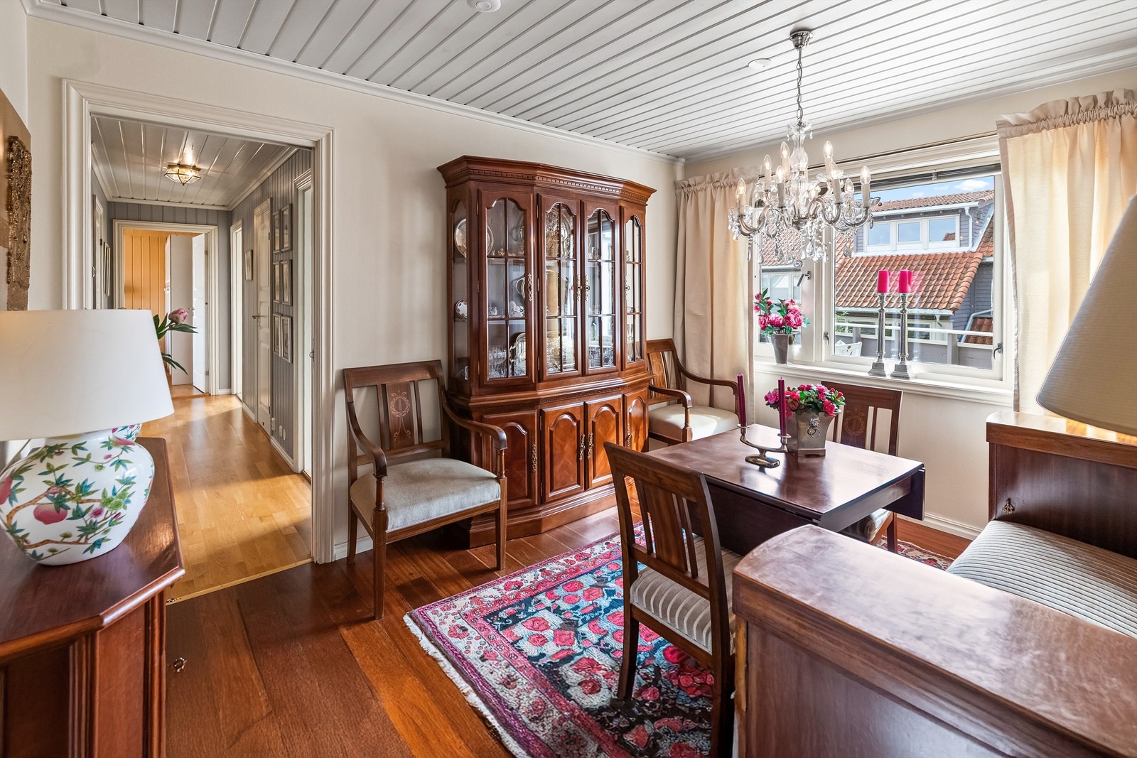 Spisestue i tilknytning til kjøkken. Galleribilde