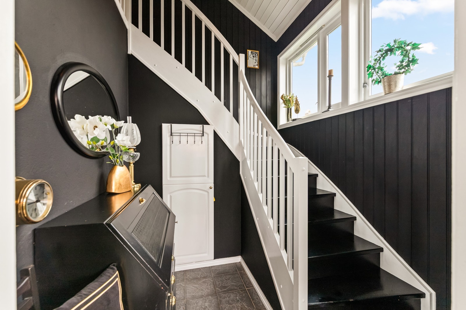 Hall med trapp opp til boligen. Galleribilde