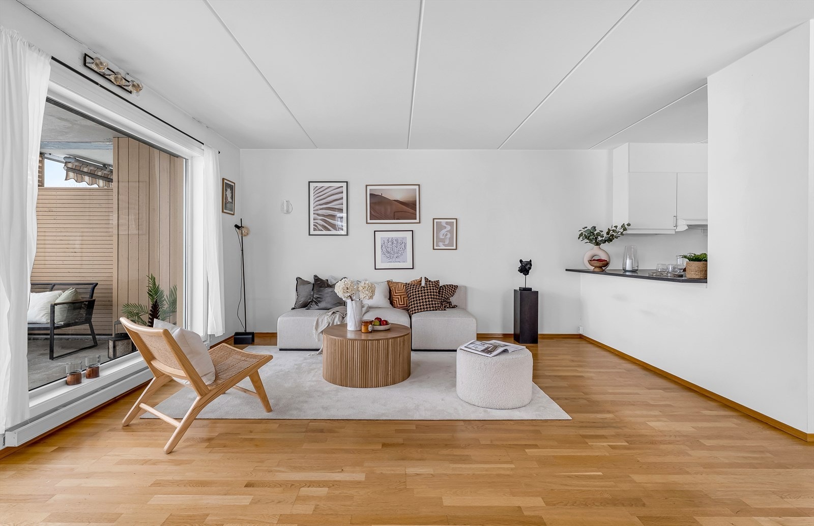 Stue og kjøkken i en delvis åpen løsning. Fotograf: Håvard Daae Rognli. Galleribilde