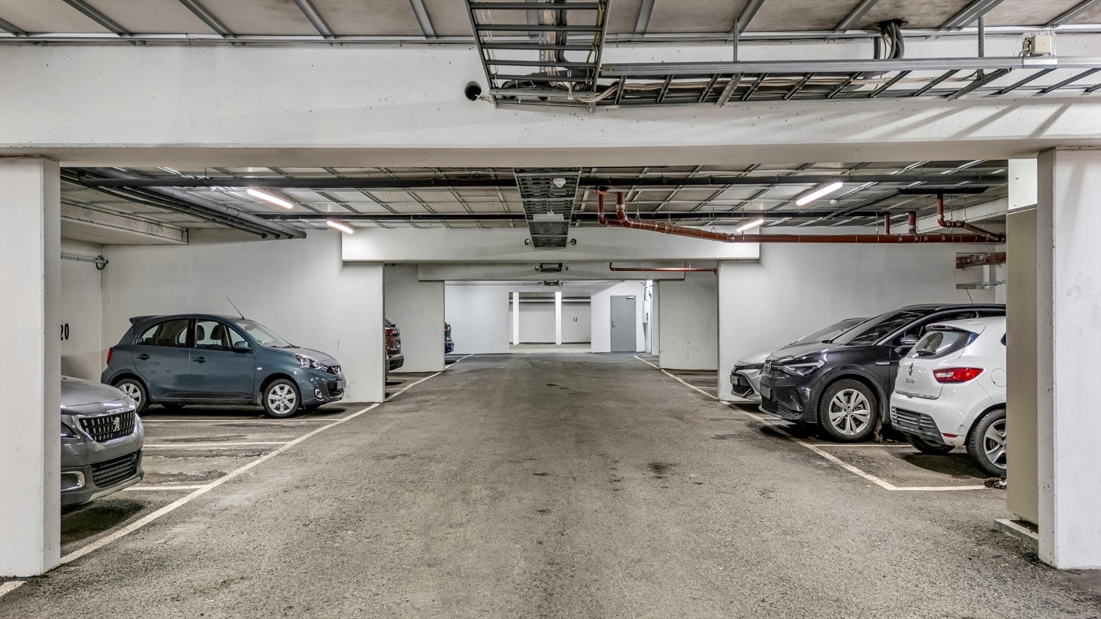 Det medfølger parkeringsplass i felles garasjeanlegg iht vedtektene. Galleribilde
