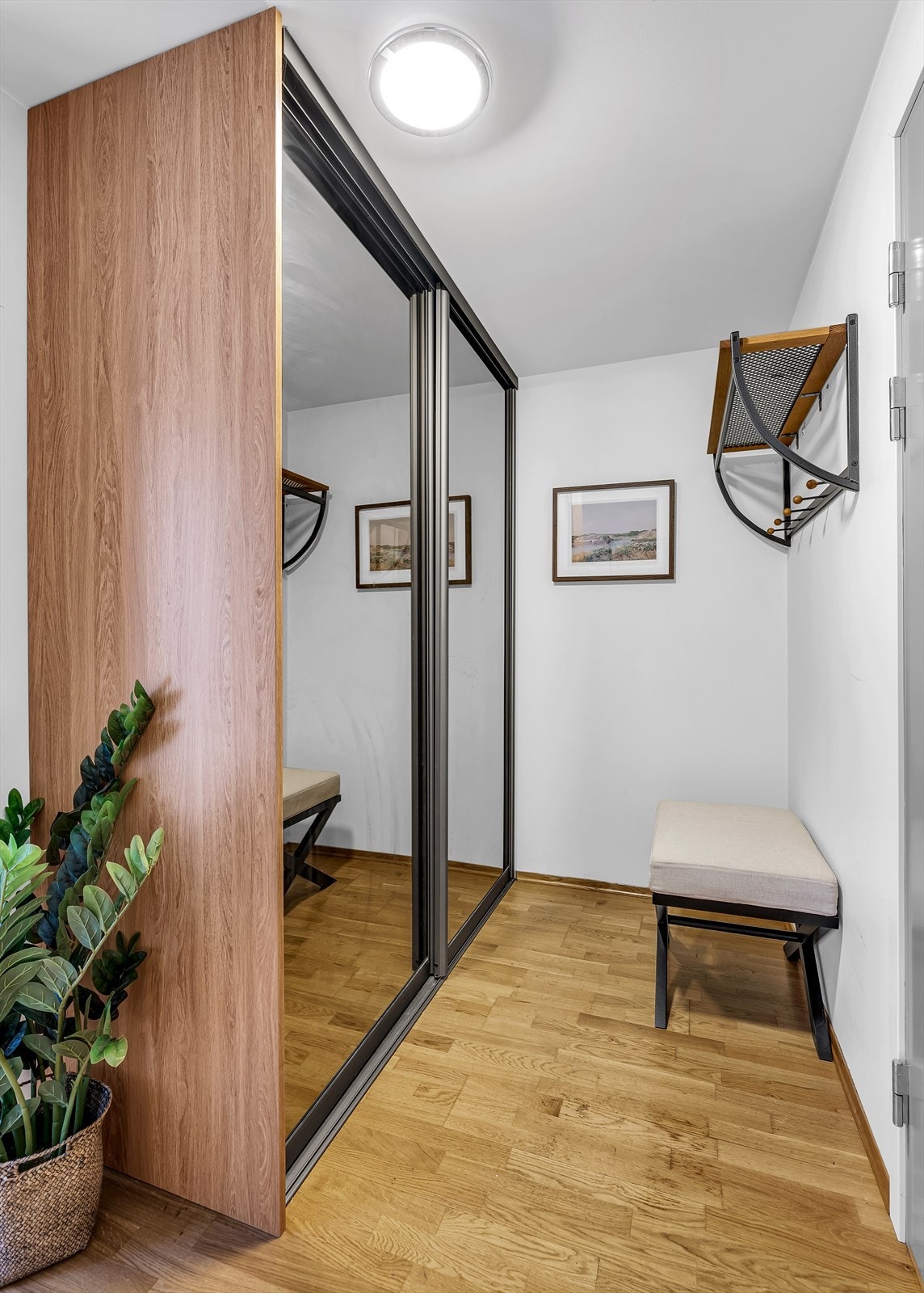 Garderobe gang Galleribilde