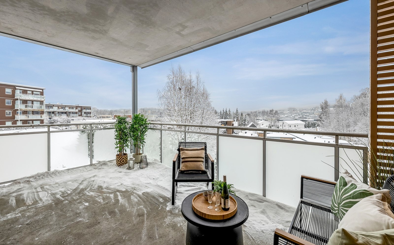 Fra stuen er det hyggelig utsyn og utgang til balkong. Galleribilde