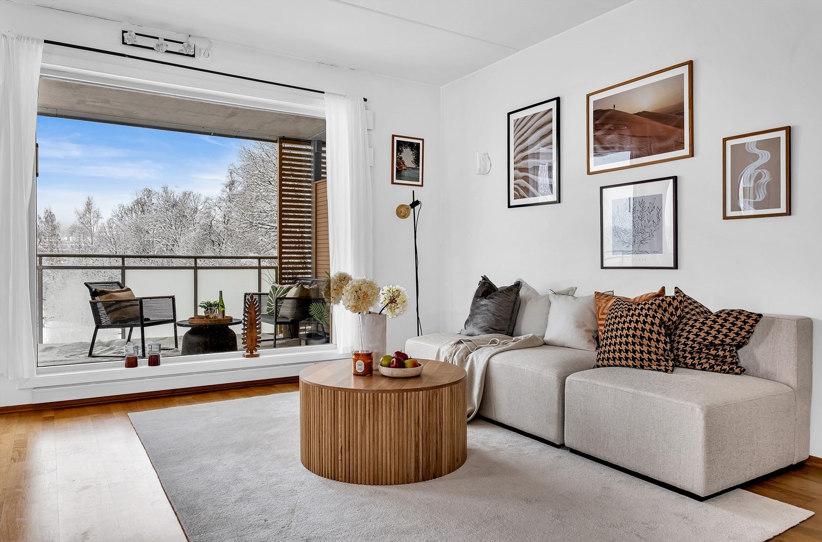 Fra stuen er det hyggelig utsyn og utgang til balkong. Galleribilde