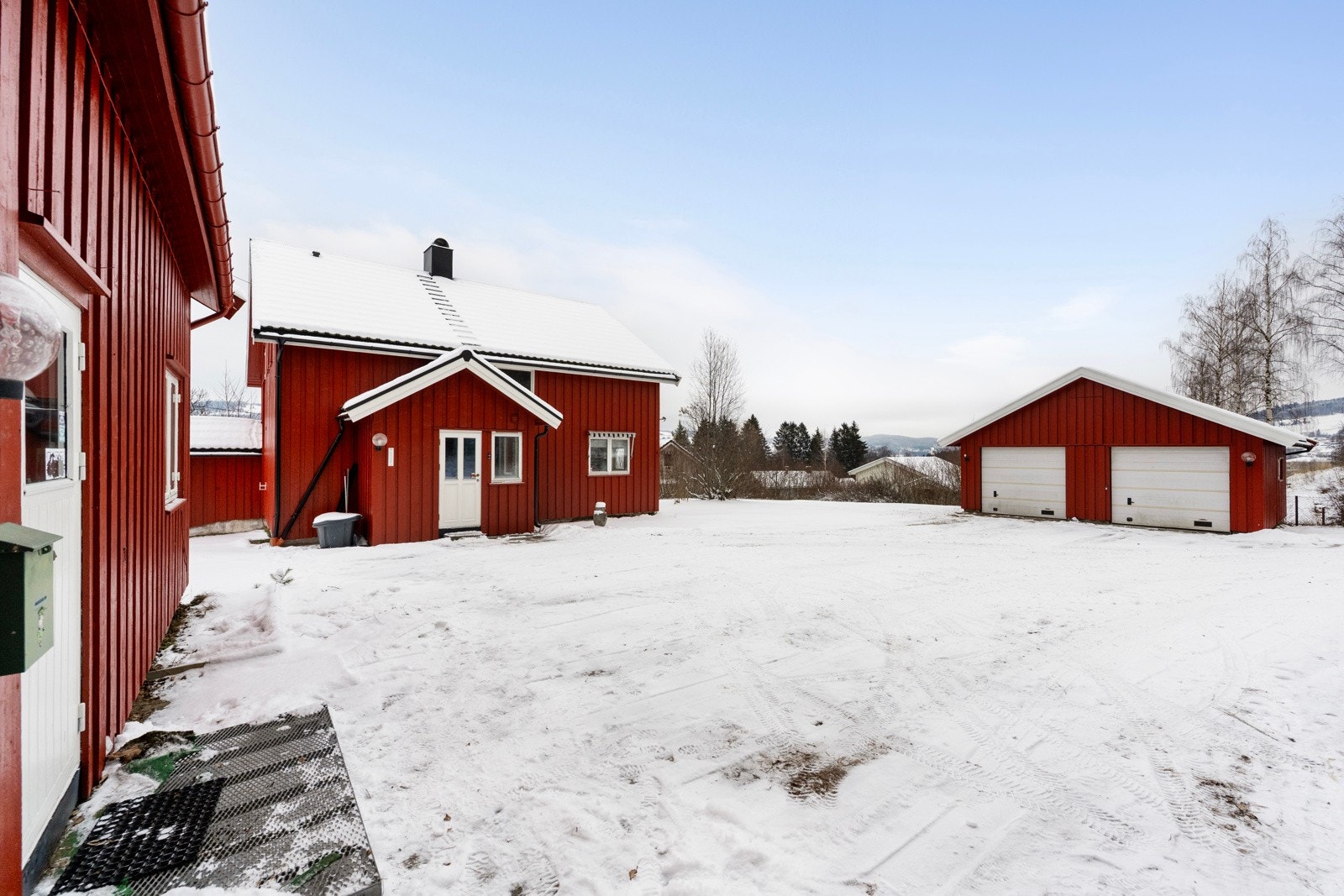 Stor gårdsplass med gode parkeringsmuligheter Galleribilde