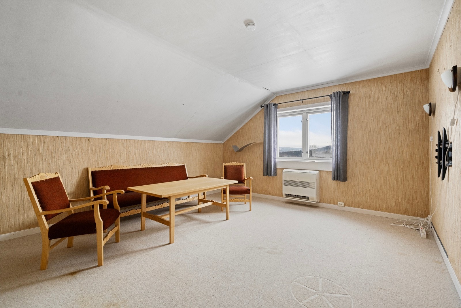 Stue/soverom II i 2.etg. - varmepumpe er montert her Galleribilde