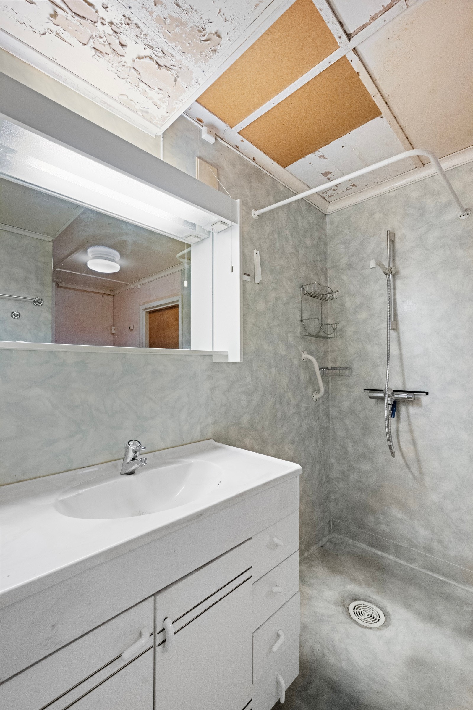 Eldre standard på badet - gulvvarme Galleribilde