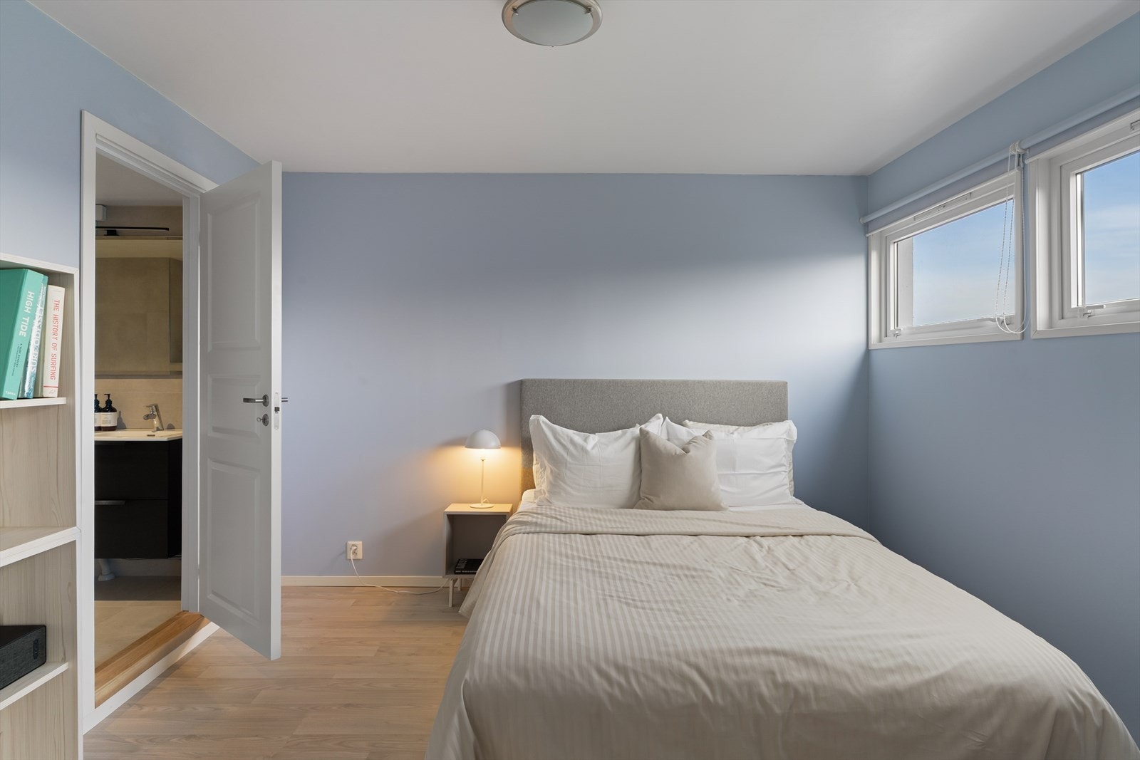 Romslig hovedsoverom med direkte adkomst til badet og god garderobeplass Galleribilde