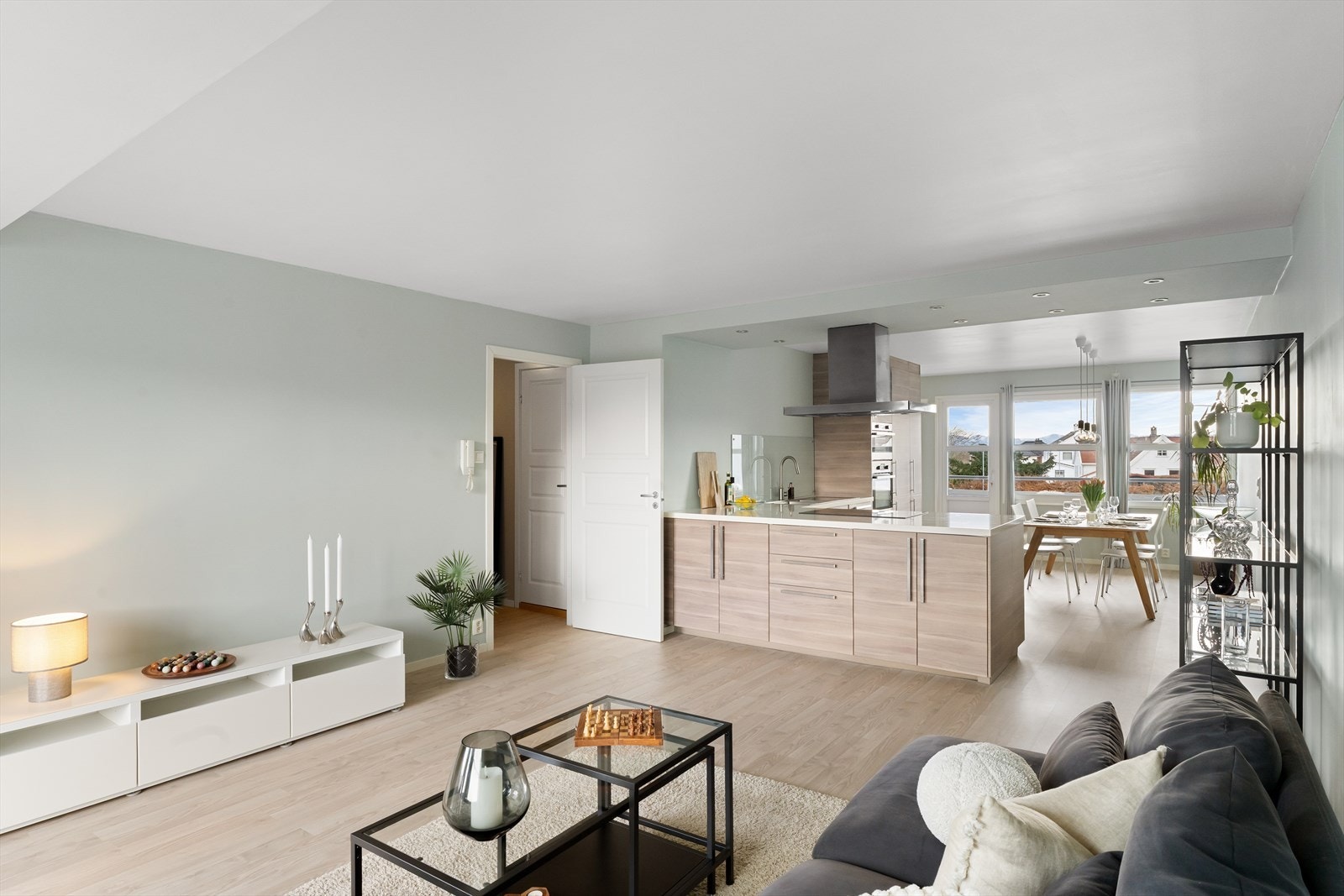 Stue- og kjøkken i åpen løsning Galleribilde