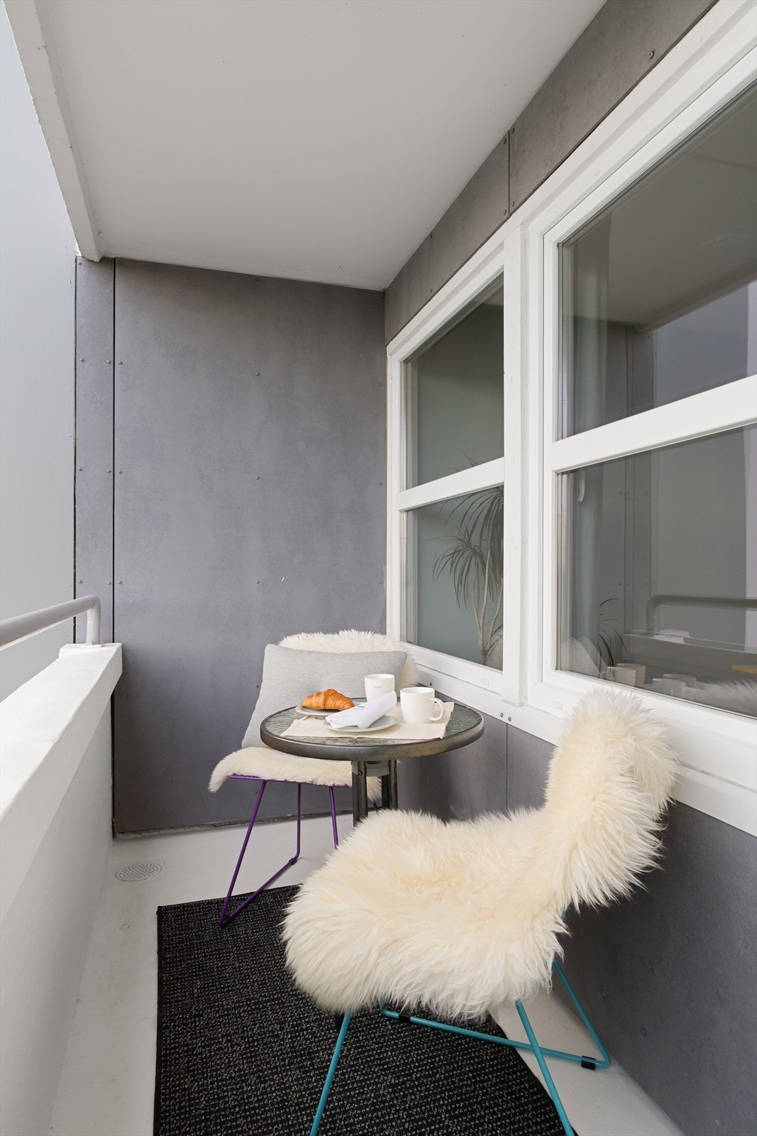 Fra kjøkkenet har man utgang til en kjekk balkong med morgensol og flott utsikt Galleribilde