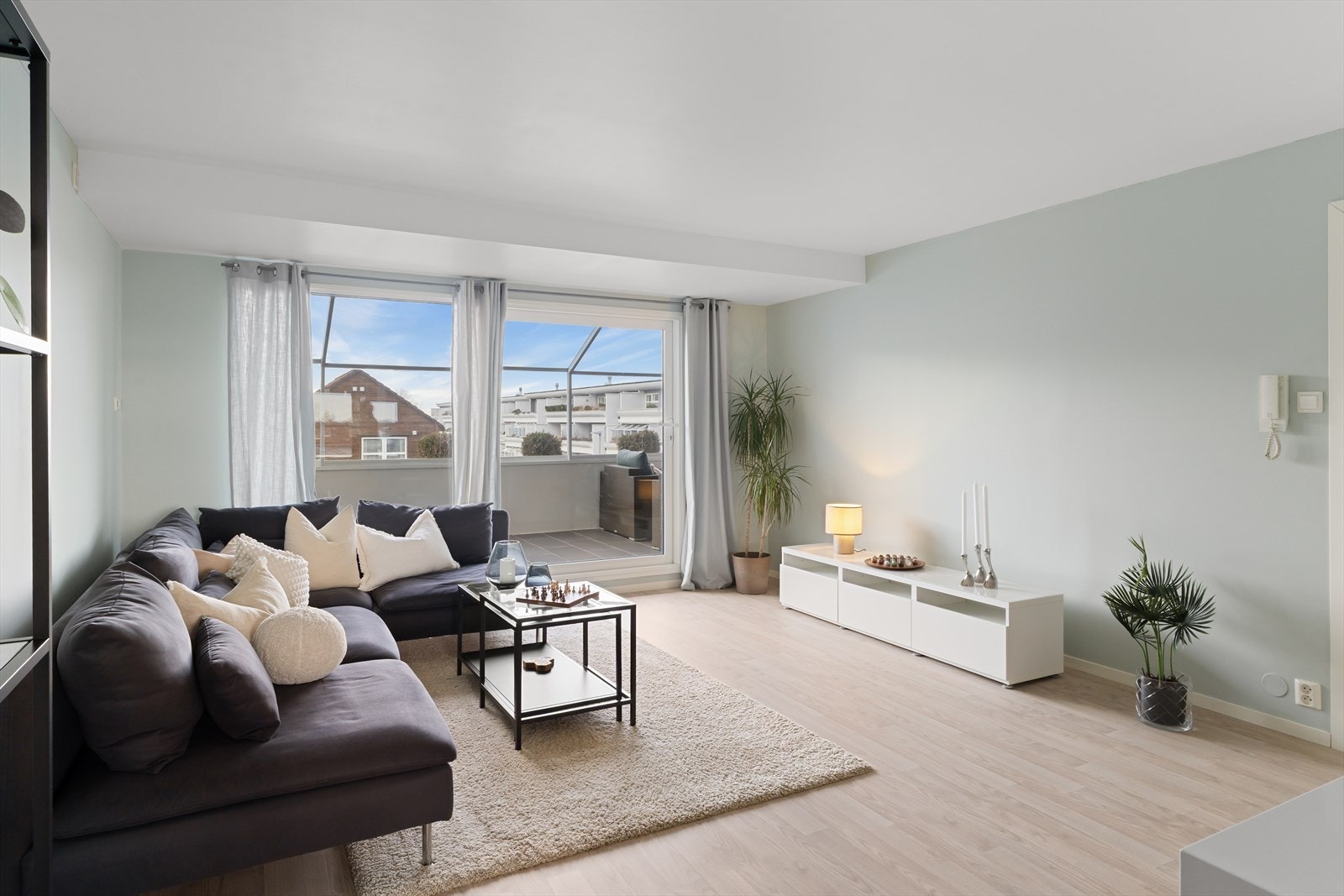 Gode vindusflater gir rikelig med naturlig lys Galleribilde