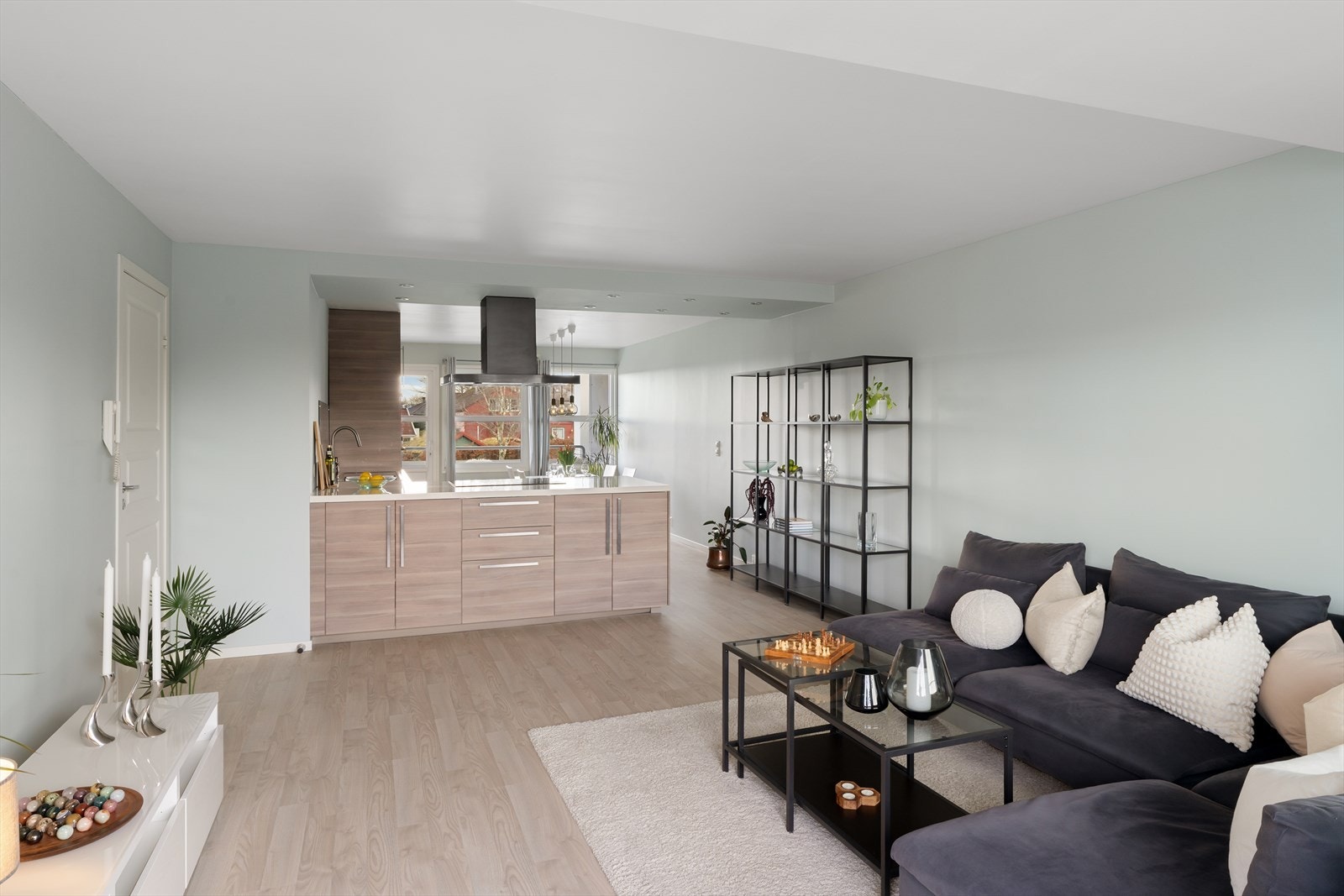 Romslig og lys stue med lysmalte flater og listefrie overganger mellom vegger og tak Galleribilde