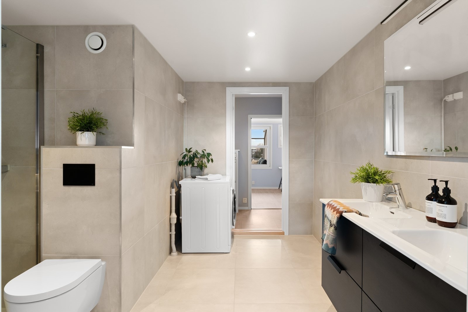 Lekkert helfliset bad fra 2020 med store fliser i behagelige farger Galleribilde