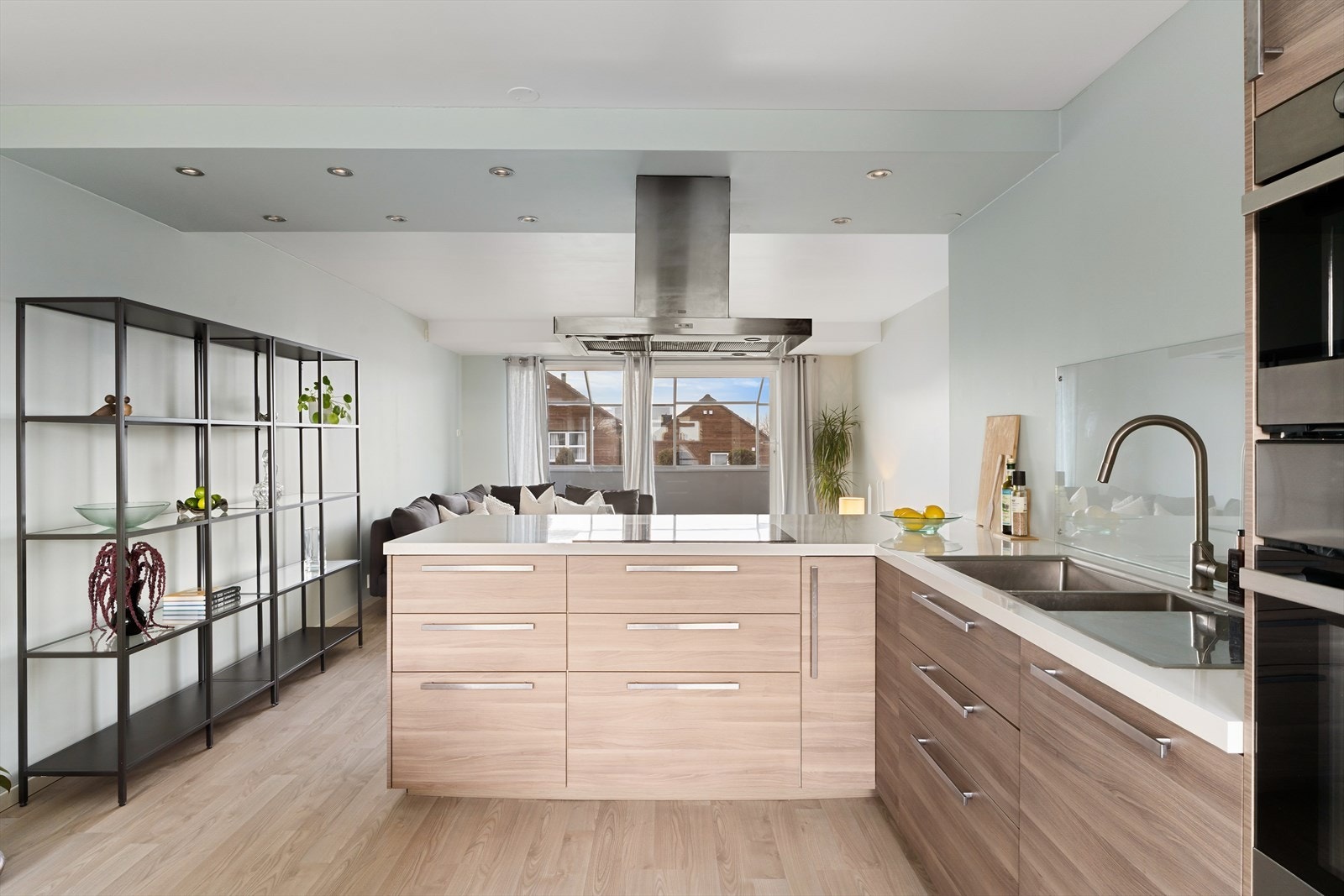 Meget god skap- og benkeplass Galleribilde