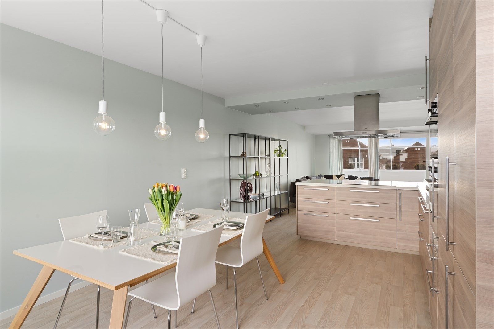 God plass til stort spisebord for hele familien Galleribilde