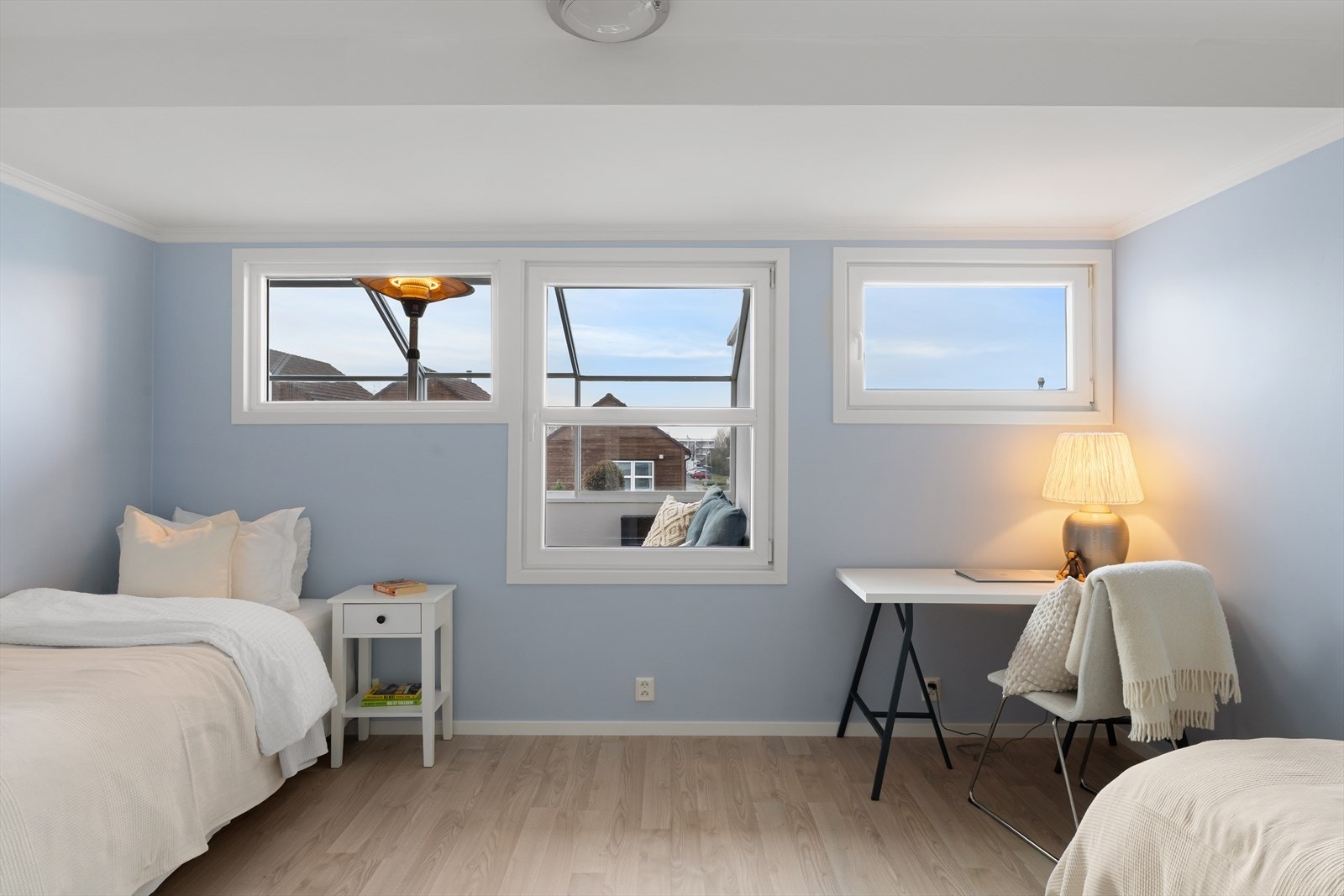 Soverom ll - også dette av god størrelse med plass til både seng, kontor og garderobeskap Galleribilde