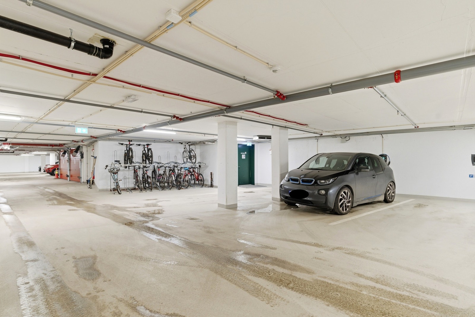 Fast parkeringsplass i garasjeanlegg. Egen el.billader. Felles sykkelparkering. Galleribilde