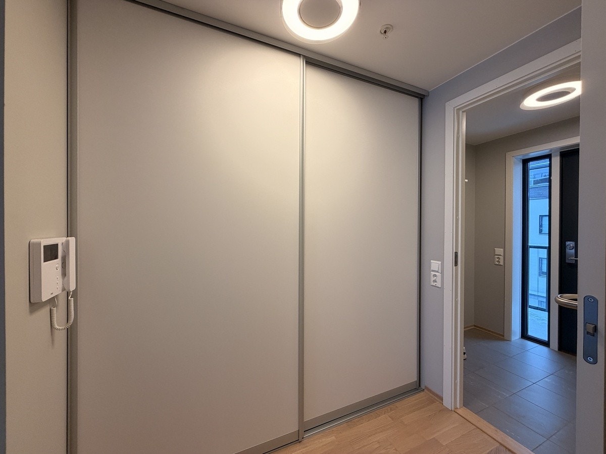Skyvedørsgarderobe i gang Galleribilde