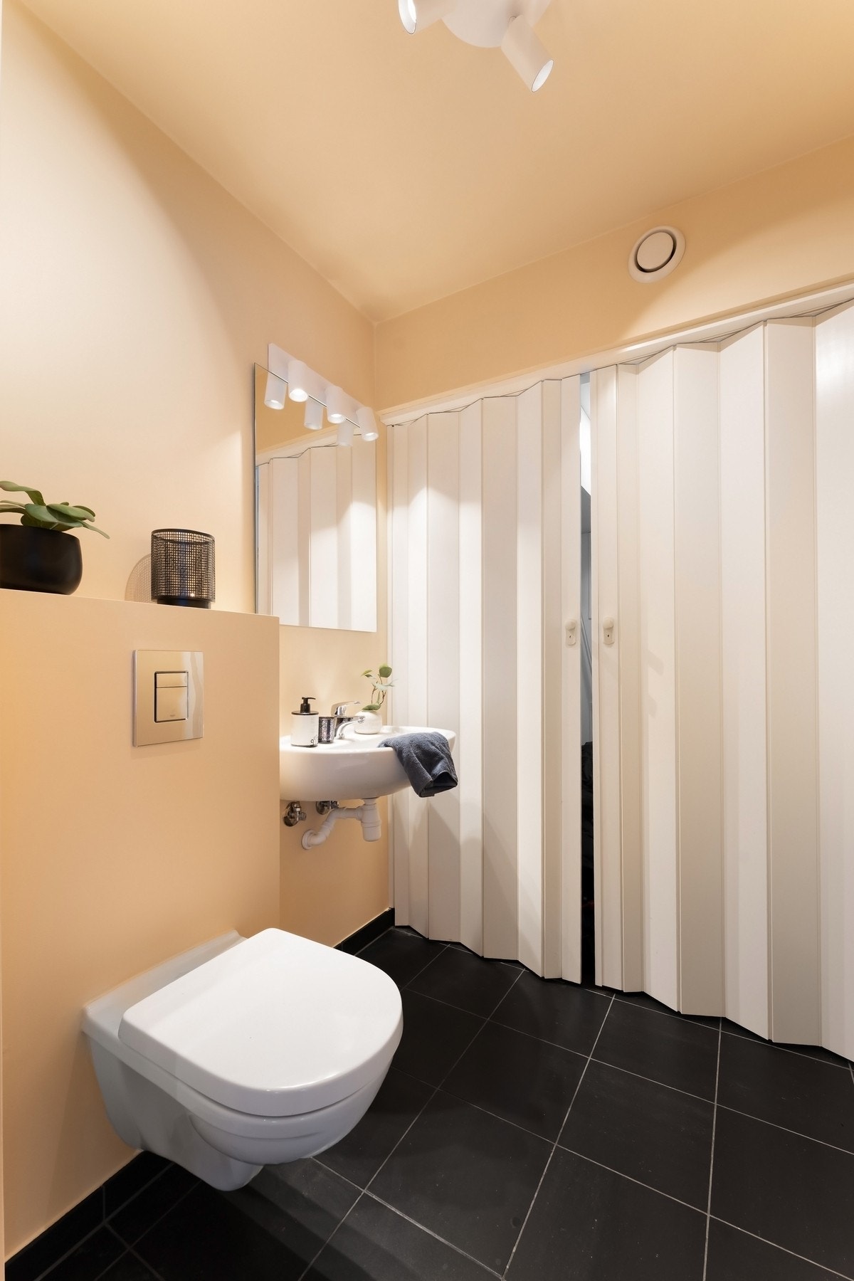 Bad/WC i 1.etg har også teknisk rom. Galleribilde