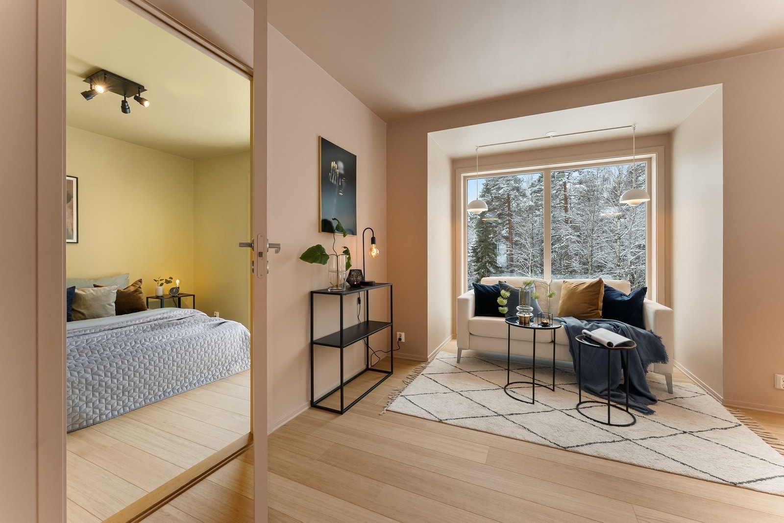 Eier har satt opp et ekstra soverom i stuen, noe som enkelt kan tilbakeføres ved ønske om større stue Galleribilde